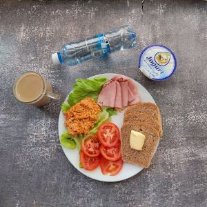 Dieta z ograniczeniem łatwoprzyswajalnych węglowodanów  Masło extra Kawa zbożowa z mlekiem Chleb Graham Szynka Piastowska Jogurt naturalny Woda mineralna Sałata lodowa Pasta twarogowa marchewkowo-selerowa Pomidor